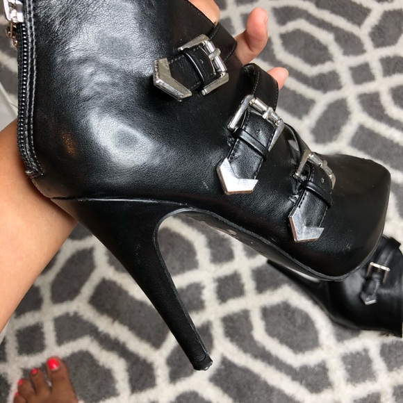 💫GUESS OPEN TOE BOOTIES WITH TRIPPLE BUCKLE sz8 - Picture 3 of 8